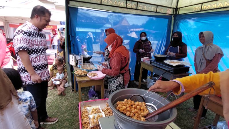 HILIRISASI: Produk Onde-Onde berbahan tepung jagung menjadi makanan unggulan.&nbsp;