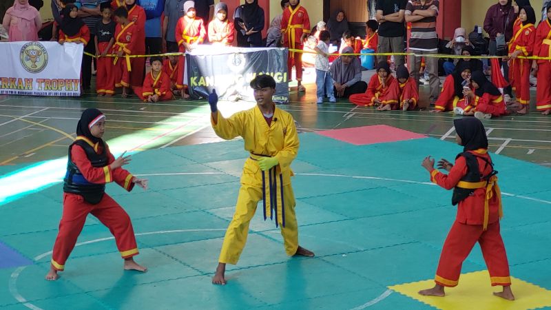 SPORTIF: Atlet muda antusias bertanding di Kejuaraan Pencak Silat Bupati Cup.&nbsp;