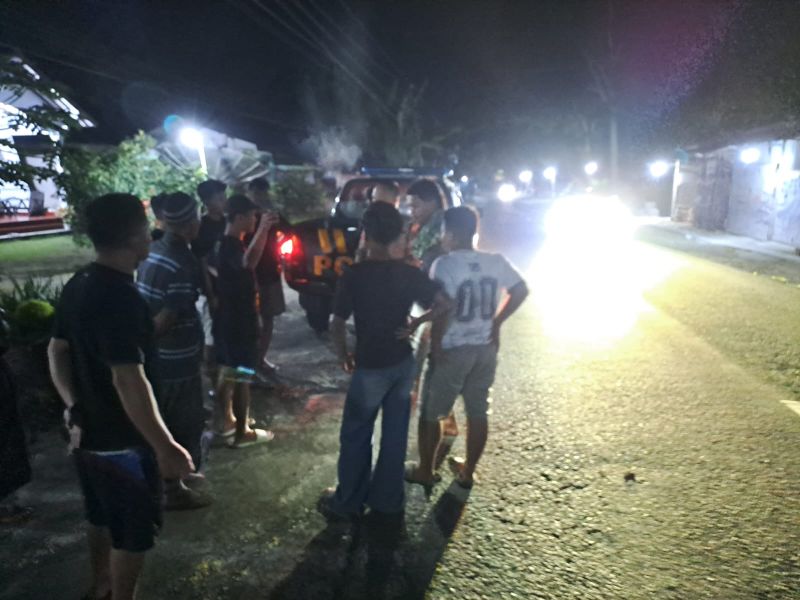 EVAKUASI: Polisi mendatangi lokasi terjadinya aksi penganiayaan di Jalan Sudirman KM 3, Salaman, Sabtu (2/8/2025).&nbsp;