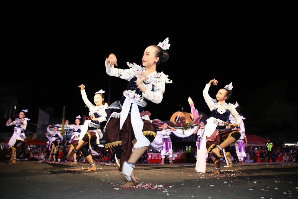 Penampilan tari pada acara Bantul Creative Carnival 2025 di depan Pasar Bantul Sabtu (2/8).