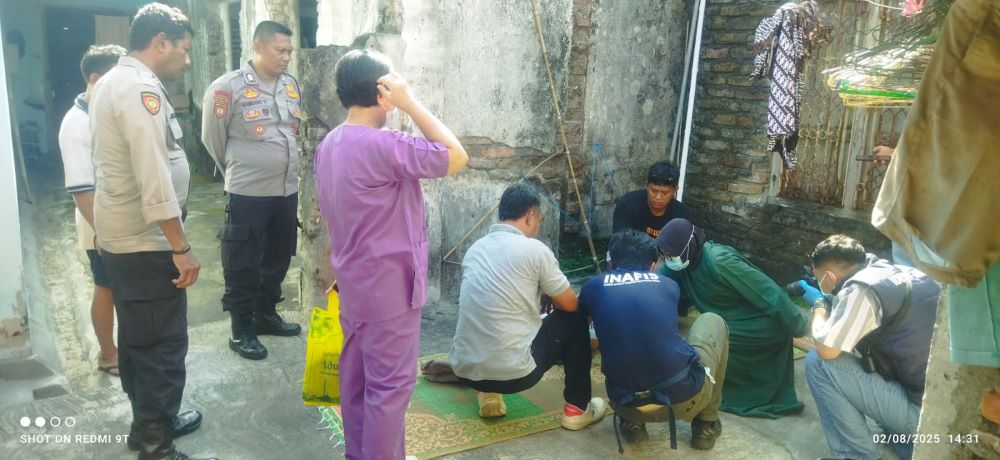TKP: Petugas saat memeriksa rumah korban bunuh dini di Sidomulyo, Bambanglipuro, Bantul Sabtu (2/8).
