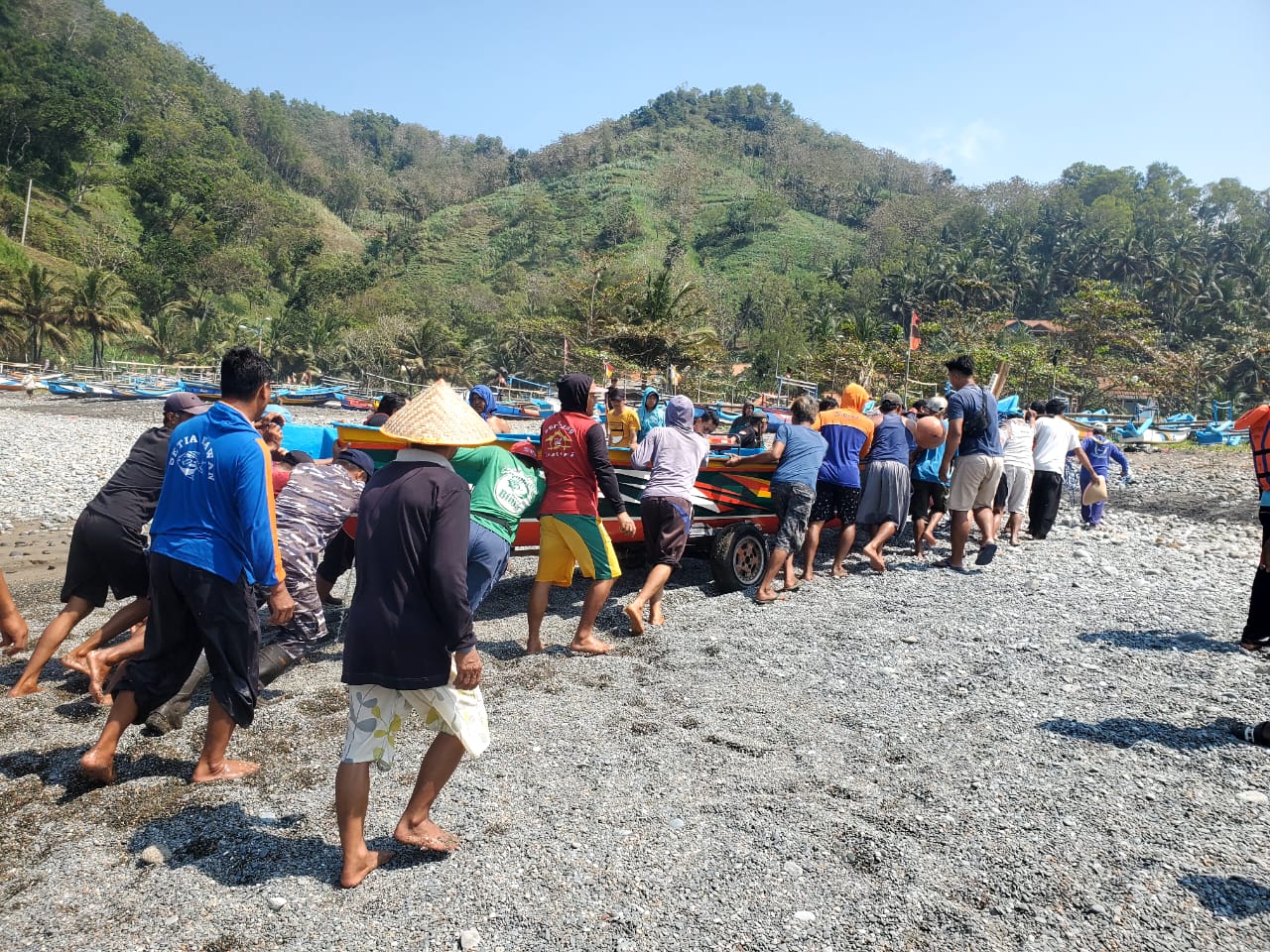 Nelayan bersama tim gabungan di Pantai Pasir, Kecamatan Ayah berupaya mengevakuasi bangkai perahu yang karam akibat dihantam gelombang tinggi.