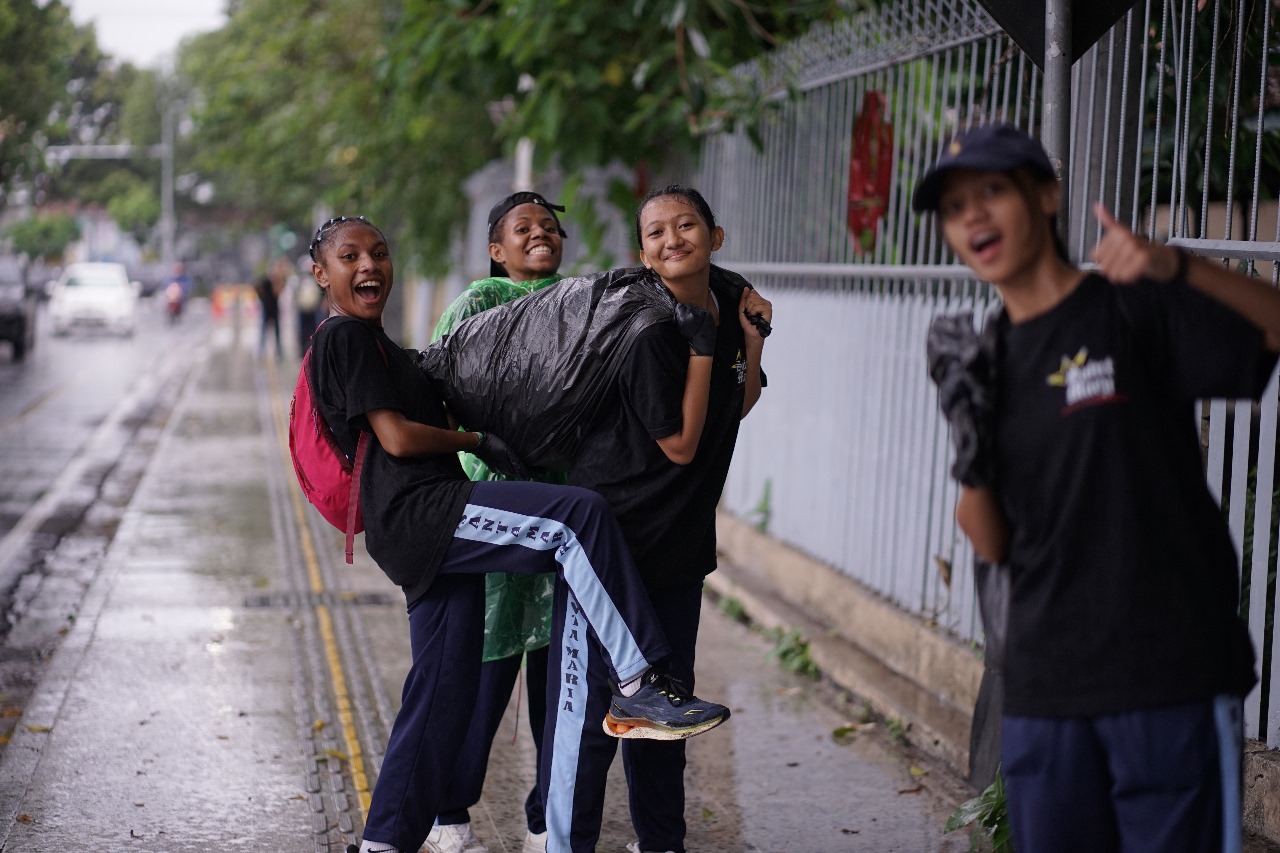 Pelajar di Kota Jogja melakukan aksi bersih-bersih di kawasan Kotabaru, Kota Jogja, beberapa waktu lalu.