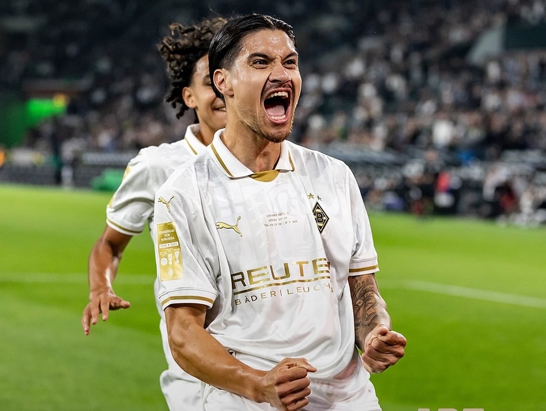 Selebrasi Kevin Diks setelah mencetak gol perdananya bersama Borussia Monchengladbach