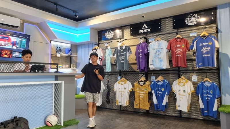 Pengunjung saat mendatangi PSIM Store