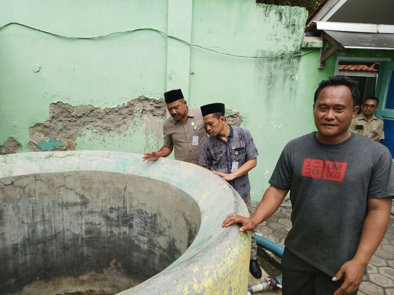 TURUN LAPANGAN: Jajaran Komisi C DPRD Kebumen berkunjung ke Pemandian Air Panas (PAP) Krakal. Kunjungan ini terkait optimalisasi pendapatan asli daerah yang disetorkan pihak ketiga.