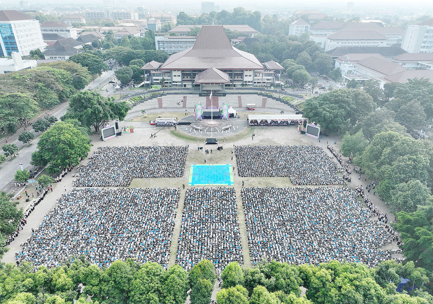 SELAMAT DATANG: Ribuan mahasiswa baru saat mengikuti pembukaan kegiatan Pengenalan Kehidupan Kampus bagi Mahasiswa Baru (Pioner) UGM 2025 di Lapangan Pancasila, kemarin.
