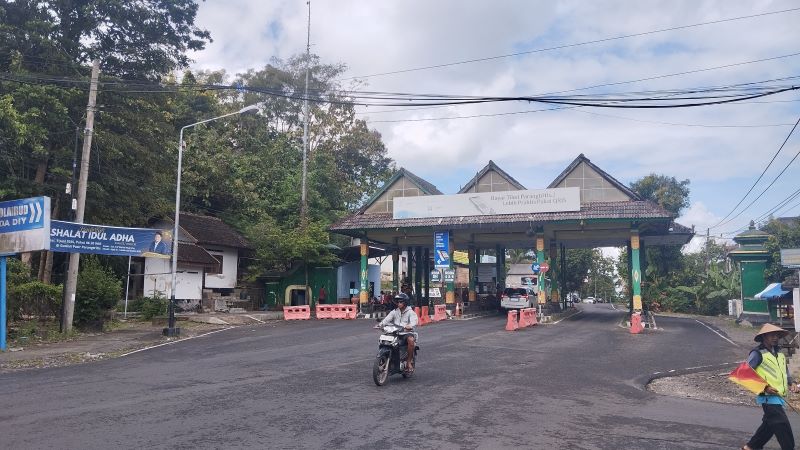 JALUR UTAMA: Pengendara sepeda motor saat melewati TPR Induk Pantai Parangtritis sebagai pintu masuk kawas pantai Bantul.