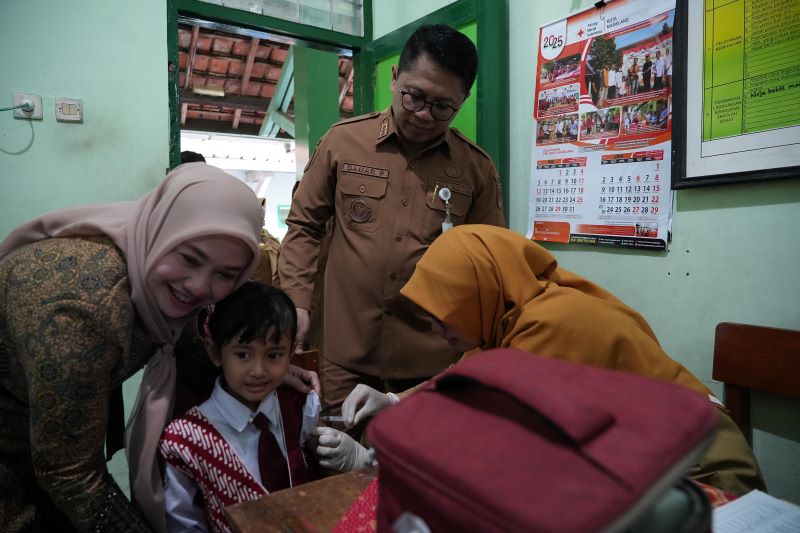 ANTUSIAS: Anak-anak SD tampak bersemangat mengikuti program cek kesehatan gratis (CKG) Senin (4/8).