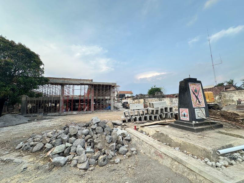 BELUM TUNTAS: Pembangunan area parkir di Pasar Godean yang sudah dilakukan sejak akhir Maret namun tak kunjung selesai.