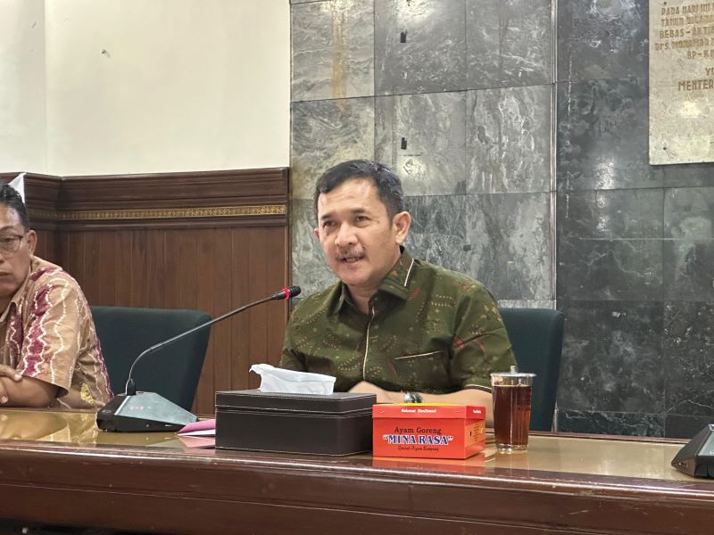 Ketua Komisi A DPRD DIY Eko Suwanto saat menyampaikan permasalahan pemblokiran rekening di Gedung DPRD DIY, Senin (4/8).