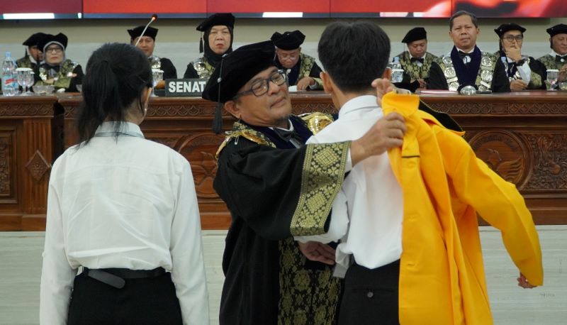 SIMBOLIS: Penyematan almamater oleh rektor kepada dua perwakilan mahasiswa baru Untidar Senin (4/8).