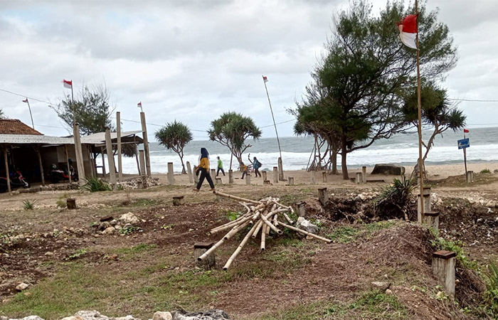 Paku Bumi untuk pendirian wisata Obelix di Pantai Sanglen sudah ditanam.
