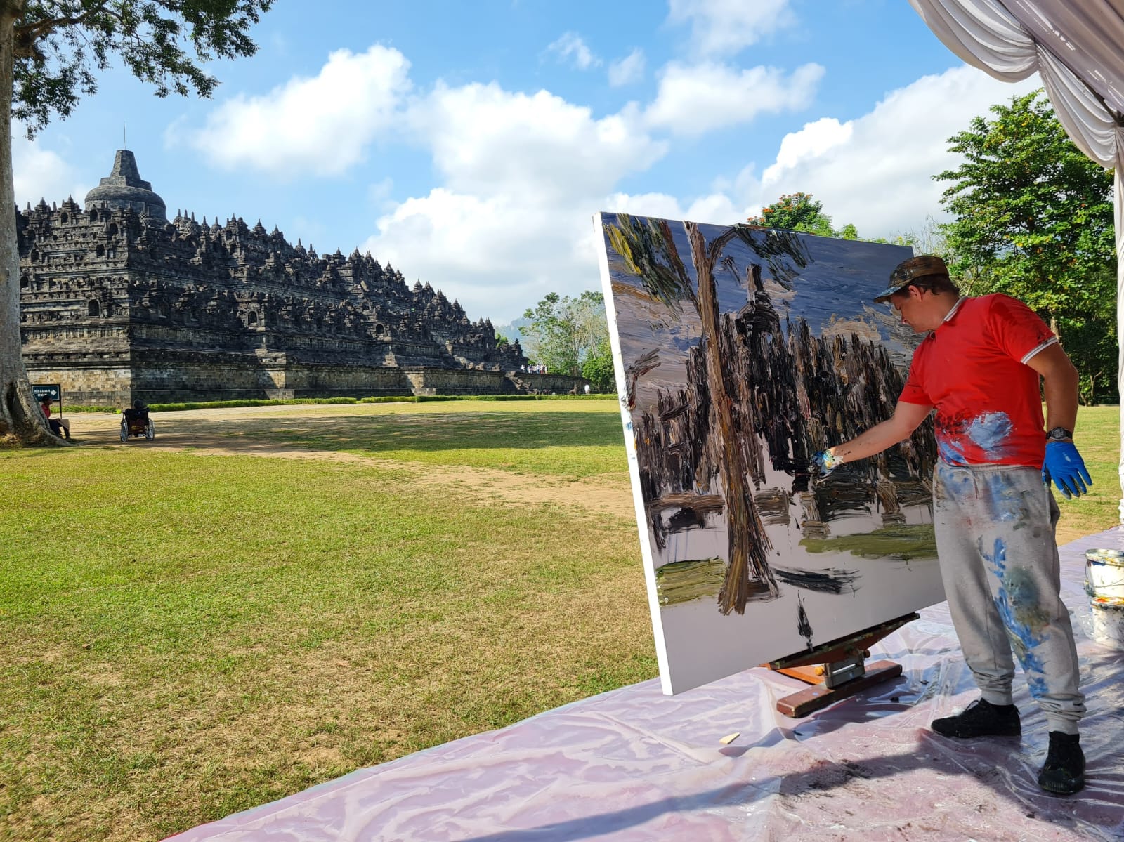 Lehmpfuhl menyelesaikan lukisan Candi Borobudur pertamanya di atas kanvas berukuran 1,5 x 1,5 meter dalam kurun waktu 1,5 jam.