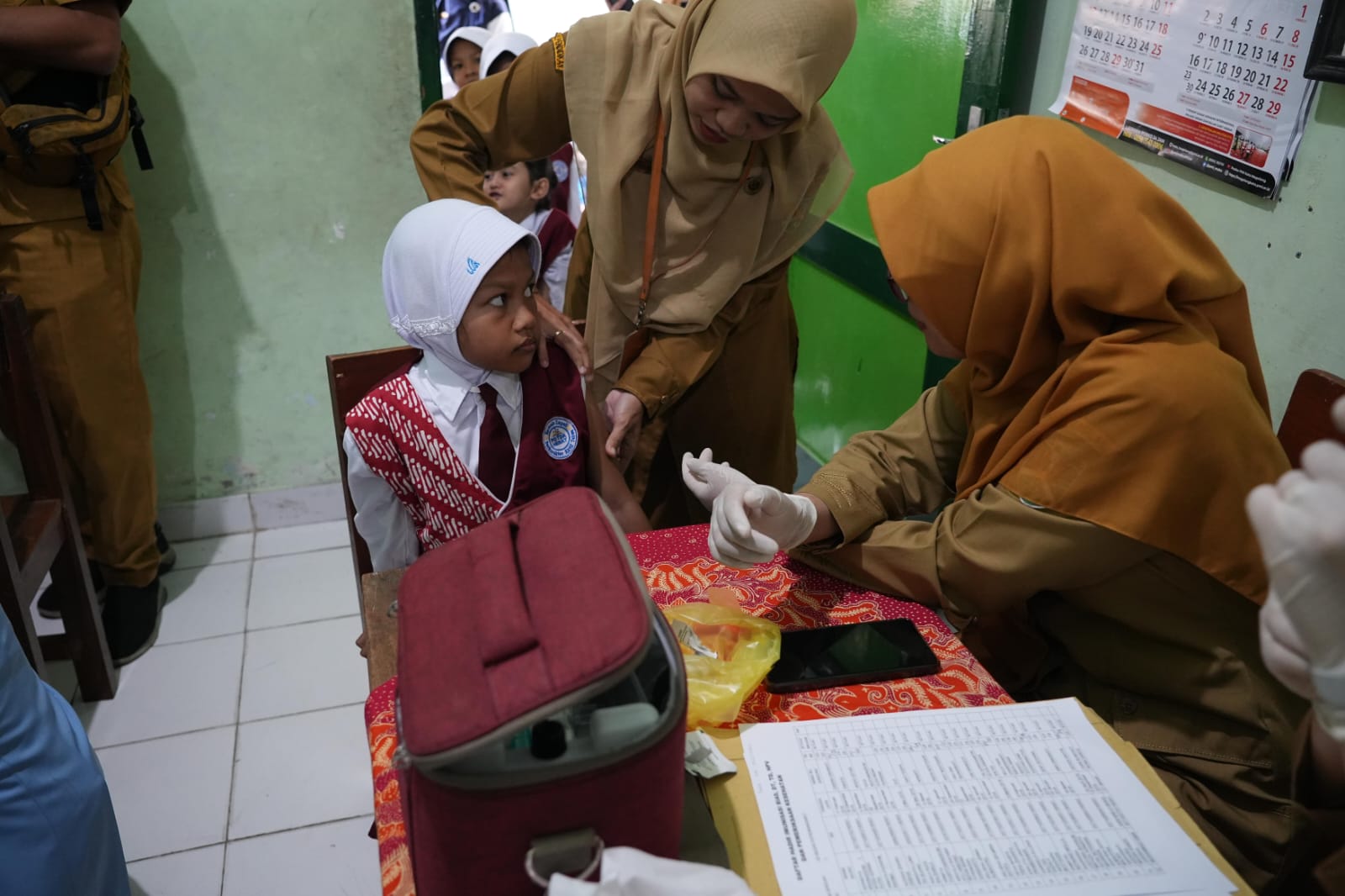 ILUSTRASI: Anak-anak SD bersemangat mengikuti program cek kesehatan gratis.