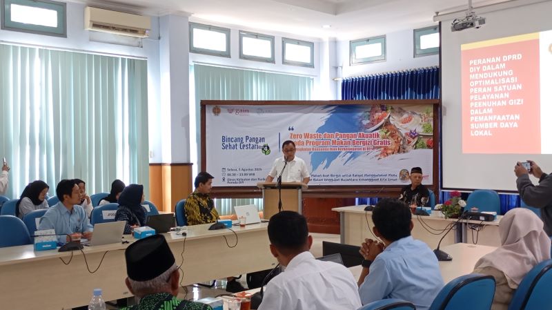 KERJA SAMA: Jajaran Pemprov DIY dan DPRD DIY bersama dengan perwakilan SPPG serta pelaku usaha perikanan saat rapat koordinasi di Kantor DKP DIY Selasa (5/8).