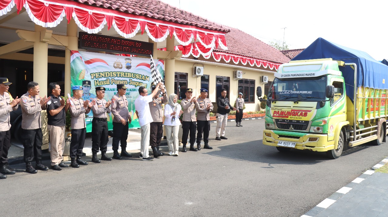 Kapolres Kebumen AKBP Eka Baasith Syamsuri melepas armada pengangkut hasil panen jagung dari kelompok binaan.