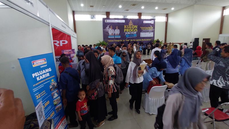 Warga mengantre melamar lowongan kerja di Kulon Progo.