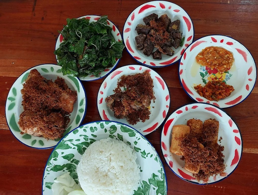 Menu Ayam Tulang Lunak Sehati, Jalan Affandi, Gejayan, Yogyakarta.