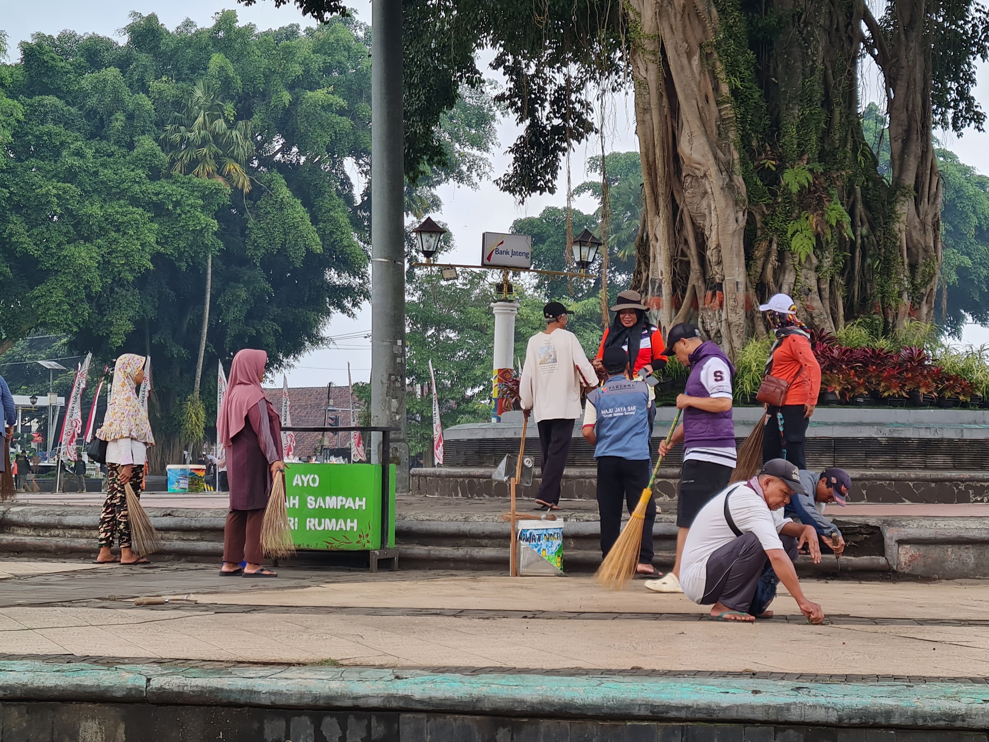 Siswa hingga ASN Pemkot Magelang kompak bebersih lingkungan di alun-alun, Selasa (5/8).