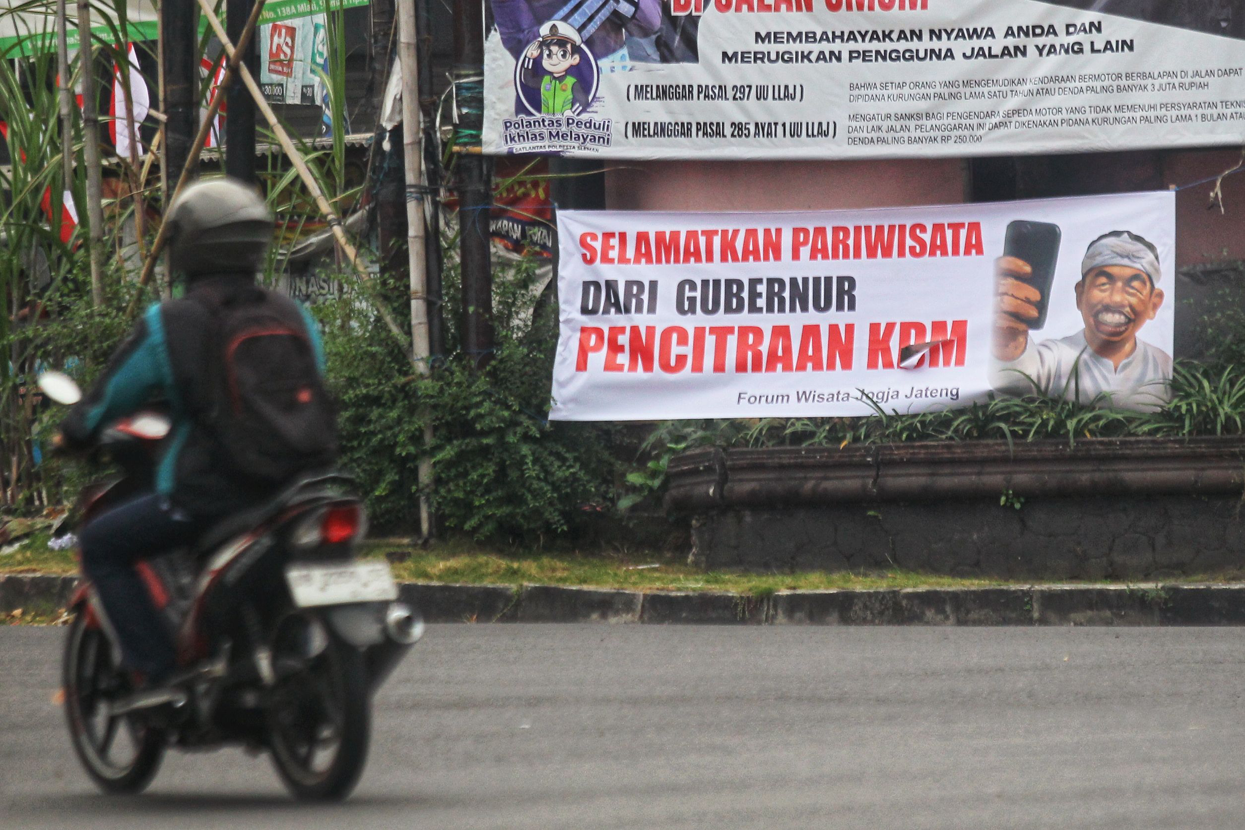 Spanduk berisi penolakan oleh pihak Forum Wisata Jogja-Jateng terhadap kedatangan Gubernur Jawa Barat Dedi Mulyadi terpasang di salah satu sudut simpang empat Ring Road Monjali, Sleman,