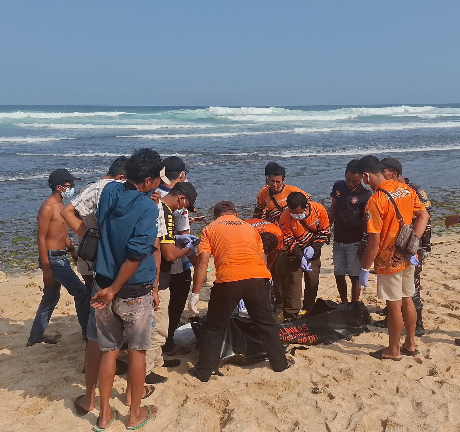 Proses evakuasi penemuan jenazah di Pantai Krakal pada Senin (4/8).