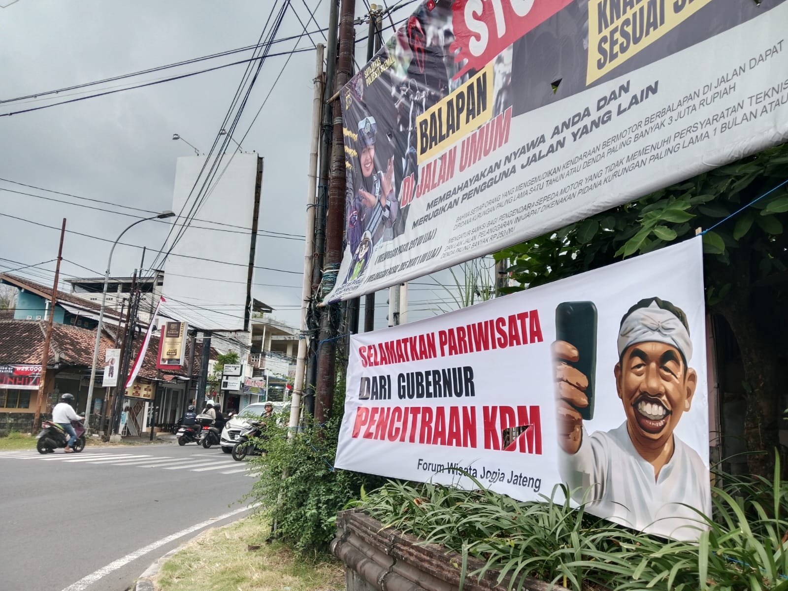 Spanduk penolakan kebijakan KDM