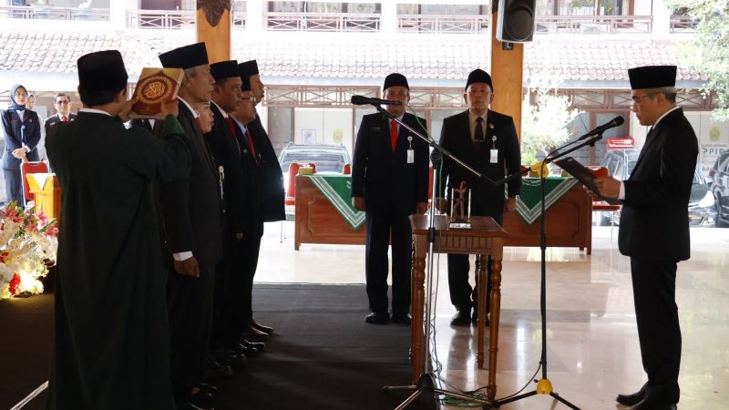 KHIDMAT: Lima pejabat pimpinan tinggi pratama Pemkab Bantul melakukan sumpah janji di Pendopo Manggala Parasamya Selasa (5/8).
