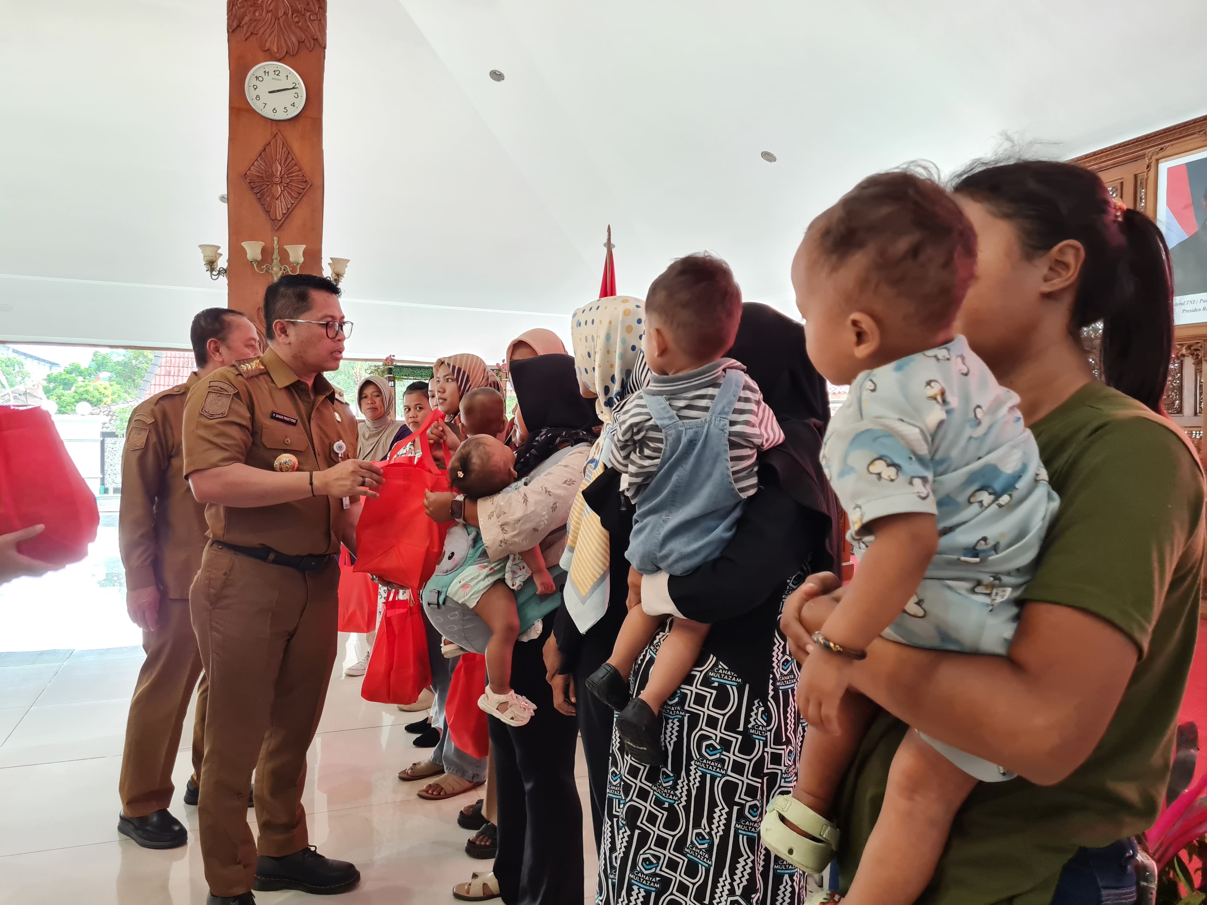 Wali Kota Magelang saat memberikan makanan tambahan kepada penerima manfaat, Selasa (5/8).  &nbsp;