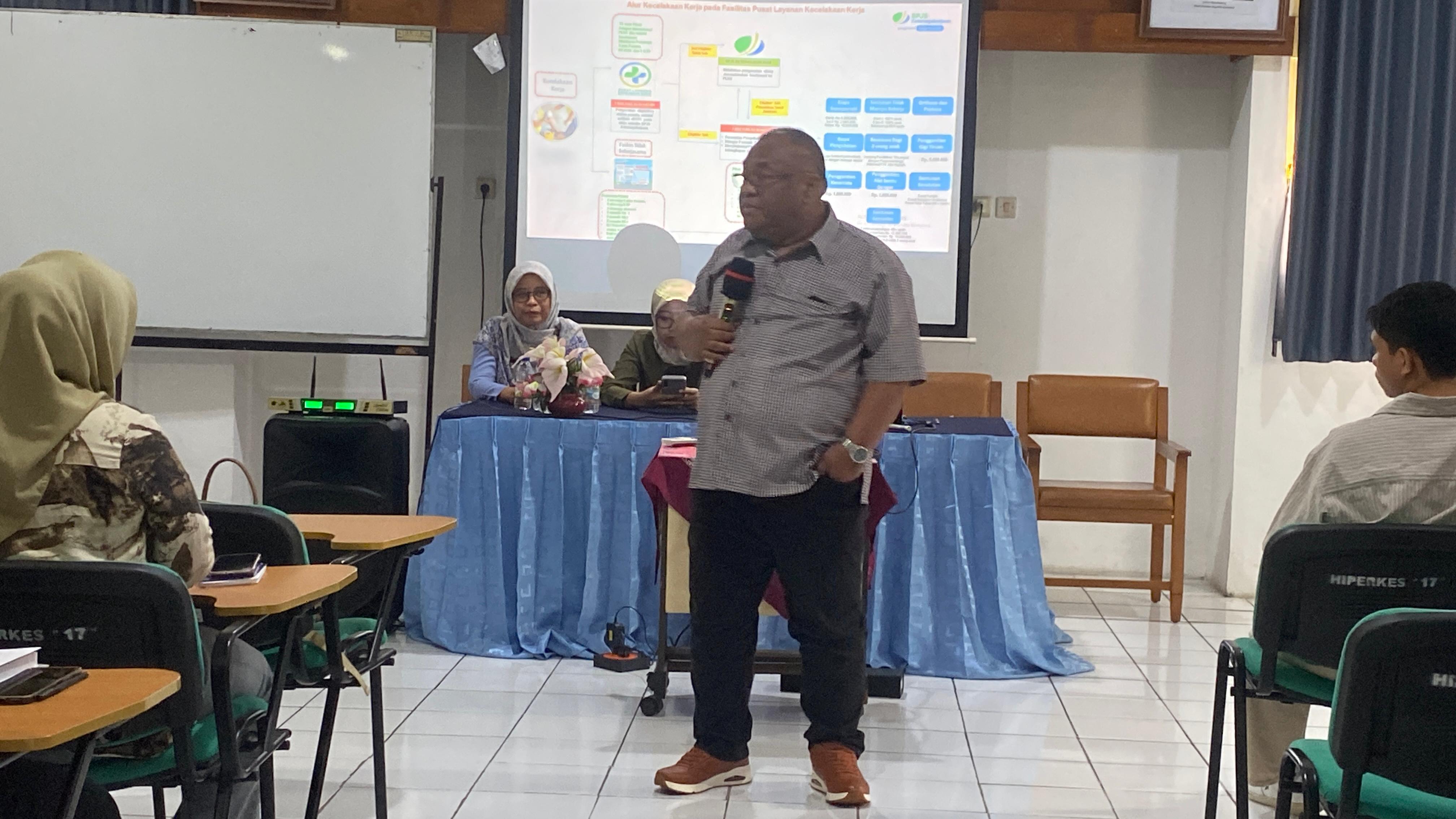 FENOMENA KECELAKAAN KERJA: Ketua Komisi D DPRD DIY Rb. Dwi Wahyu Budiantoro memberikan materi saat pelatihan hiperkes dan keselamatam kerja bagi paramedis di Balai K3 DIY kemarin (5/8).&nbsp;