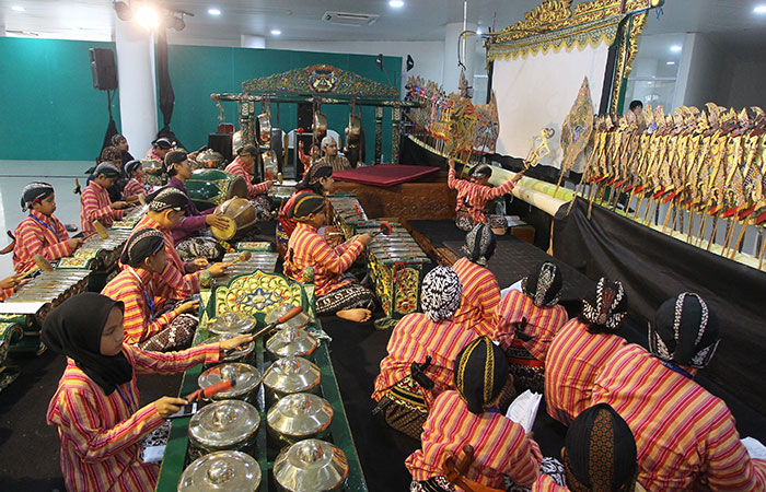 Peserta anak-anak mengikuti gladen karawitan yang menjadi salah satu rangkaian Jaringan Kota Pusaka Indonesia (JKPI) 2024, di Graha Taman Budaya, Embung Giwangan, Kota Jogja, kemarin (5/8).