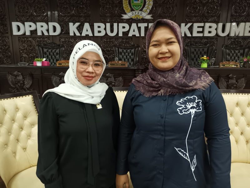 Wakil Ketua DPRD Kebumen Fitria Handini (kanan), Ketua Pansus Kesejahteraan Lansia Khotimah (kiri)