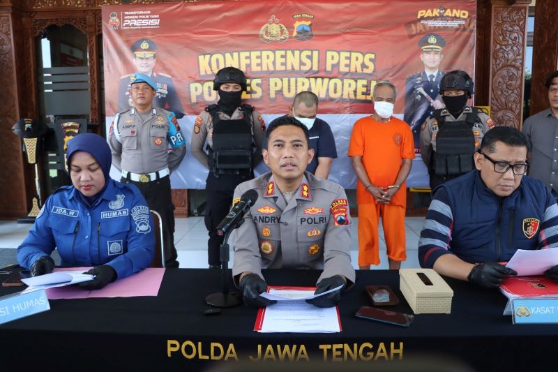 UNGKAP KASUS: Kapolres Purworejo AKBP Andry Agustiano menunjukkan barang bukti kasus pencabulan yang dilakukan pria berinsial B, 55, warga Kelurahan Kutoarjo, Kecamatan Purworejo