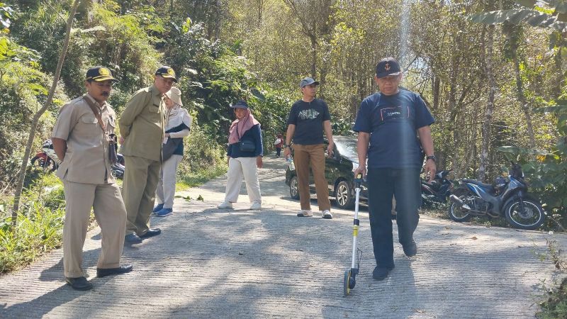 PENGECEKAN: Auditor Irda meninjau konstruksi jalan yang bersumber dari APBKal.&nbsp;