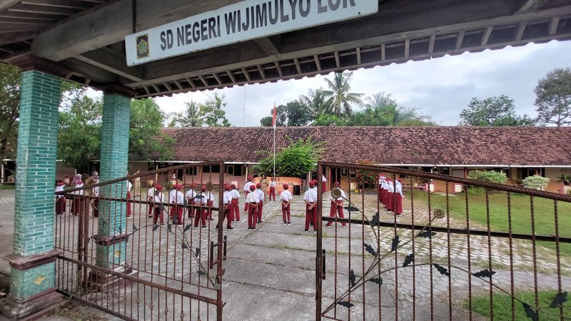 UPACARA: Siswa SDN Wijimulyo Lor mengadakan pengibaran bendera walaupun berjumlah siswa sedikit.&nbsp;