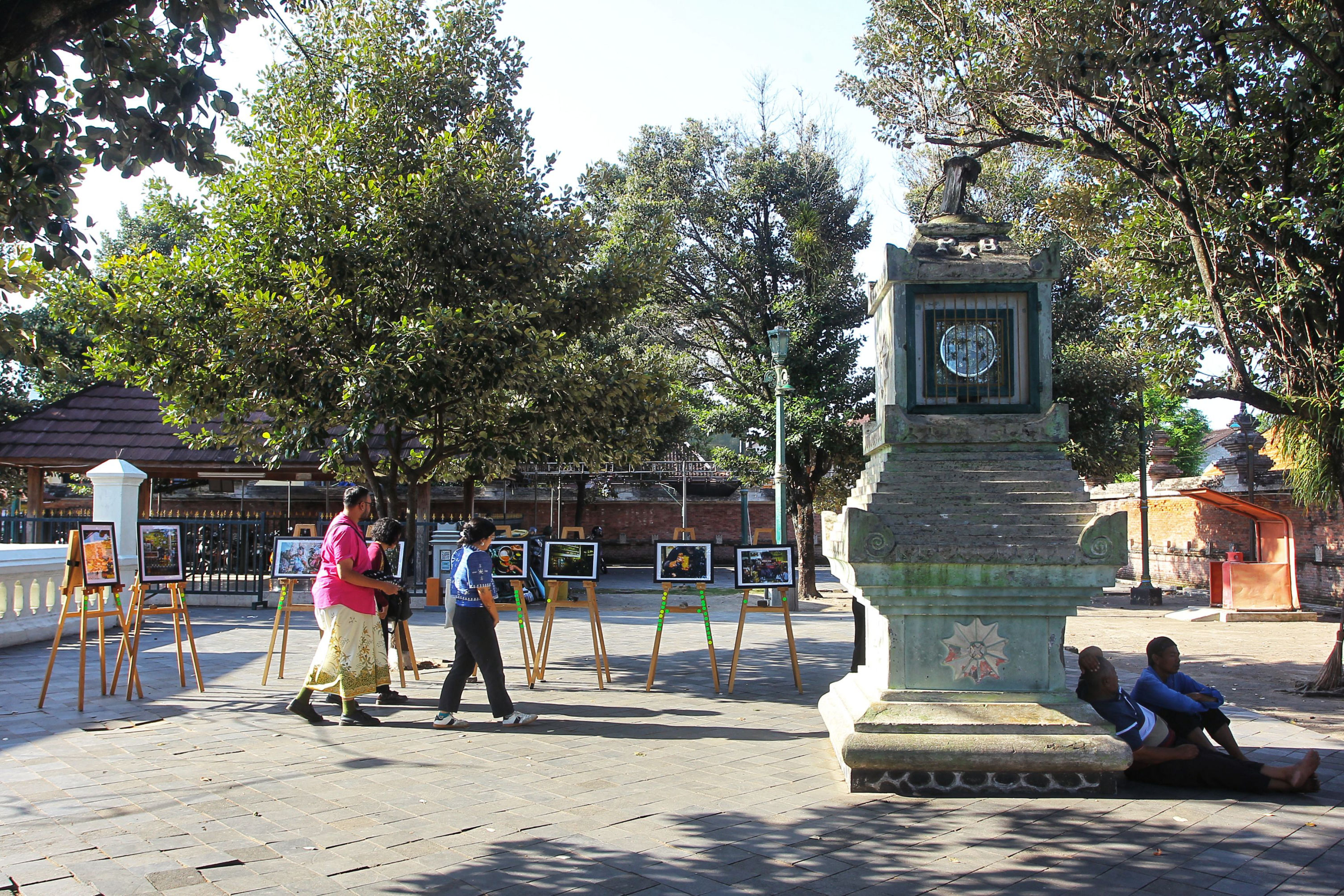 Pengunjung mengamati karya foto yang dipajanh dalam pameran foto dokumenter bertajuk "Heritage Charm Form Multicultural Lens", di kompleks Masjid Gede Mataram, Kotagede, Kota Jogja, kemarin (6/8).