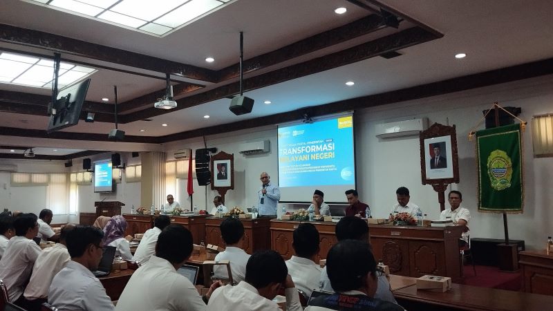 PEMAPARAN: Asisten Deputi Koordinasi Penerapan Transformasi Digital Pemerintah (PANRB) Mohammad Everrouce sedang memaparkan materi pendampingan pemerintah digital Rabu (6/8).