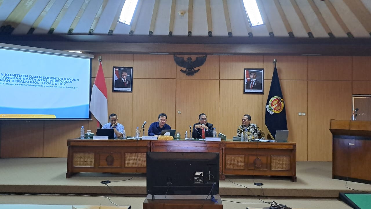 Lembaga Ombudsman (LO) DIJ menggelar diskusi kasus terakit peredaran mihol di DIJ bersama dengan DPRD DIJ, Biro Hukum Setprov DIJ dan Polda DIJ di Kompleks Kepatihan, Jogja.&nbsp;  &nbsp;
