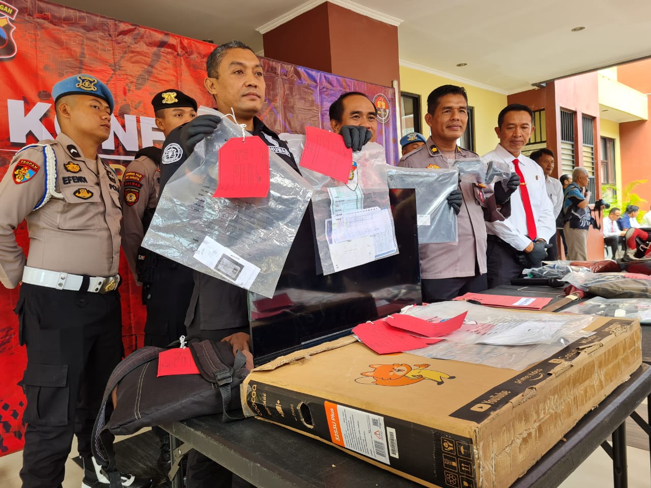 SITA BARBUK: Polisi menunjukkan barang bukti tindak pidana penipuan dan penggelapan berupa nota pembelian hingga PS4, Rabu (6/8/2025).