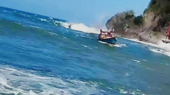 HARUS LEBIH HATI-HATI: Kapal nelayan di Pantai Sadeng sedang berusaha bersandar di pelabuhan, kemarin (6/8).