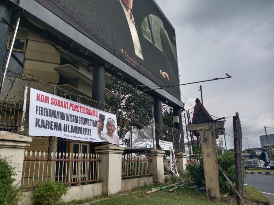 Spanduk sindiran yang ditujukan bagi Dedi Mulyadi