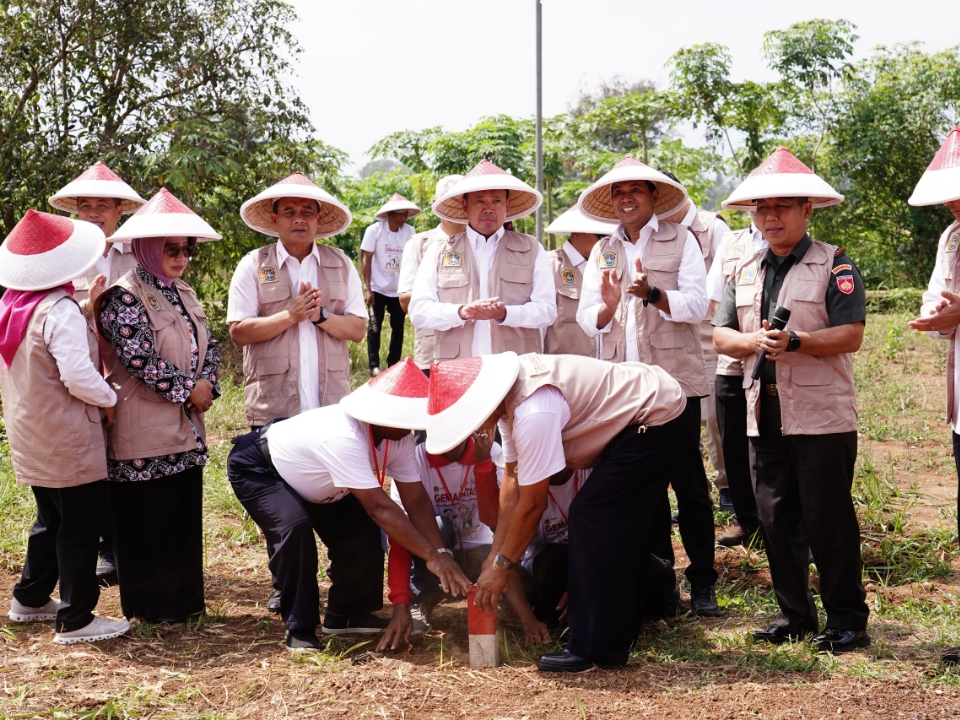Menteri Agraria dan Tata Ruang/Kepala Badan Pertanahan Nasional (ATR/BPN) Nusron Wahid memimpin Gerakan Masyarakat Pemasangan Tanda Batas (Gemapatas) 2025. (Dokumentasi Kementerian ATR/BPN)