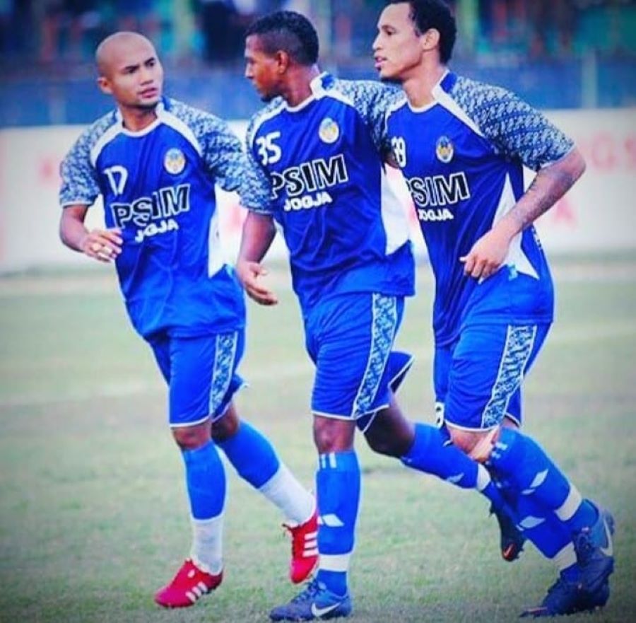 M Irfan (kiri) saat menjadi berkostum PSIM Jogja