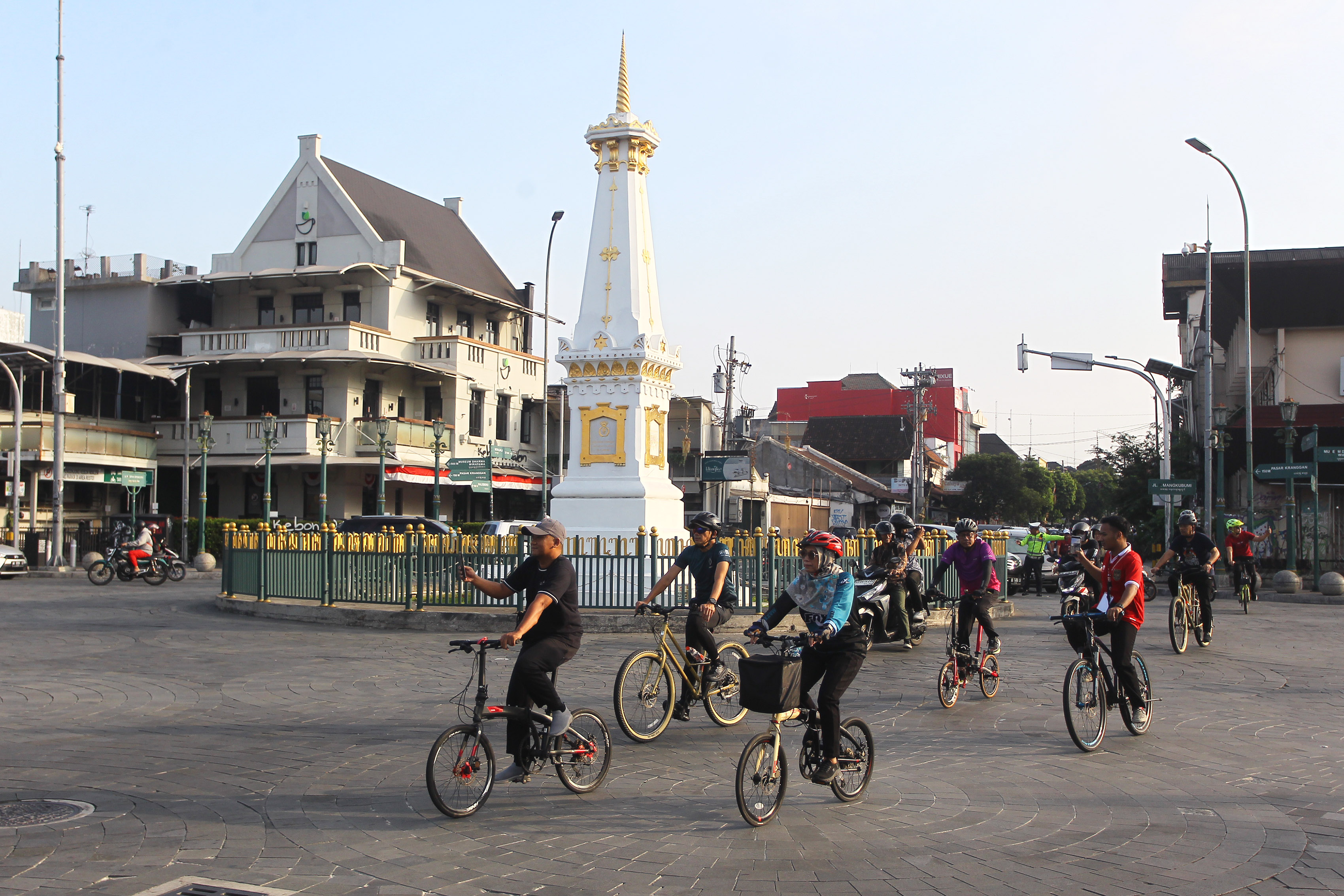 BERKELILING KOTA: Peserta delegasi sejumlah daerah mengikuti Fun Bike and City Tour Jaringan Kota Pusaka Indonesia (JKPI) 2025 saat melintas di kawasan Tugu Jogja, Kamis (7/8).