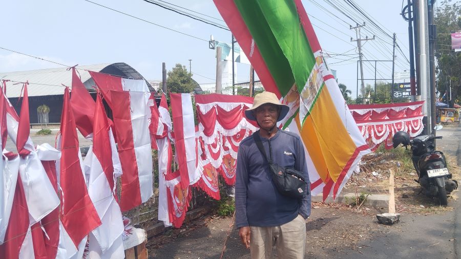 SEPI: Dadang Sunandar pedagang bendera merah putih yang berjualan di depan Kompoeng Semarang di Jogja pada Kamis (7/8)