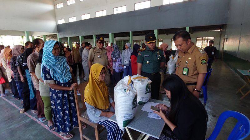 TEPAT: Wabup Kulon Progo meninjau penyerahan bantuan pangan di Kalurahan Wijimulyo.&nbsp;