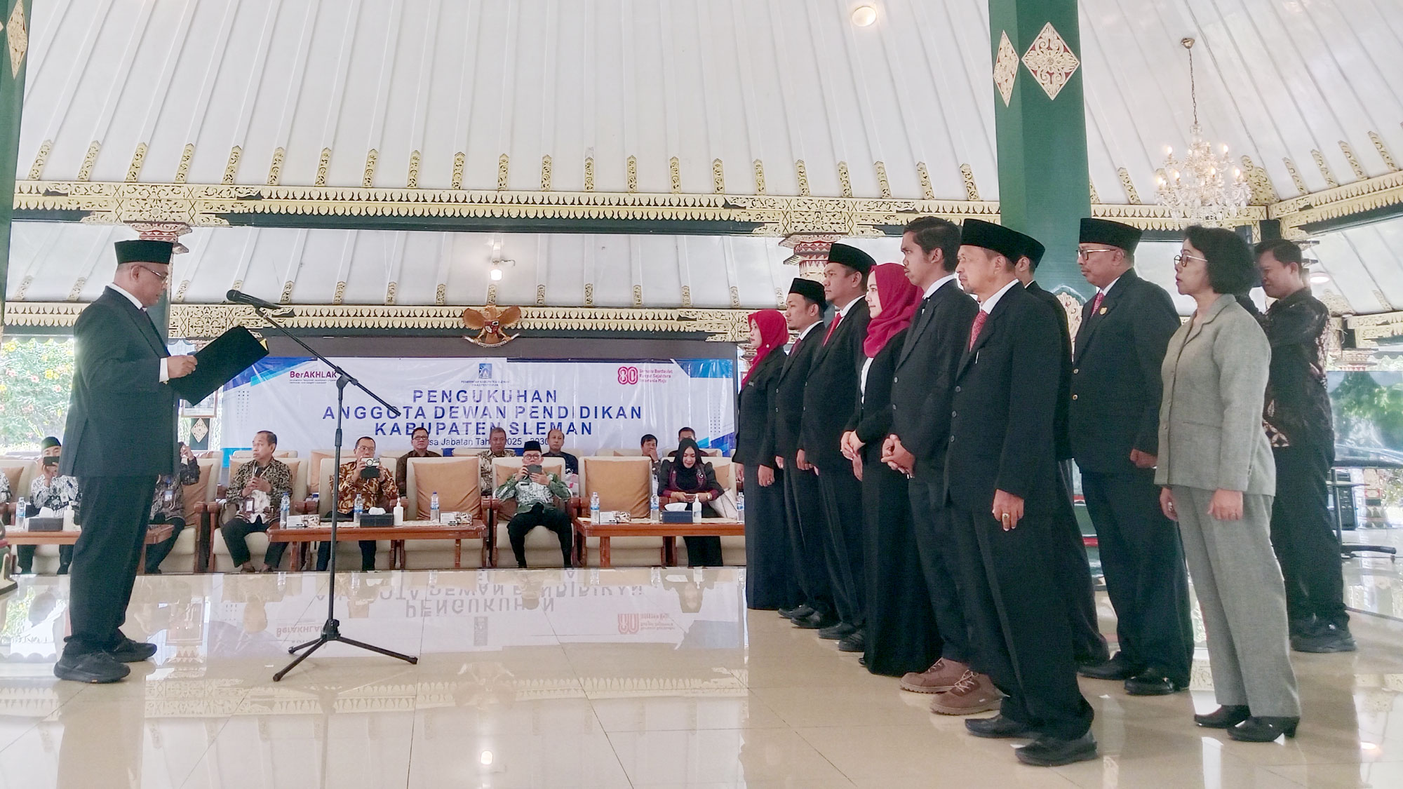 DIHONOR APBD: Pengukuhan Dewan Pendidikan Sleman di Pendopo Parasamya, kemarin (7/8).