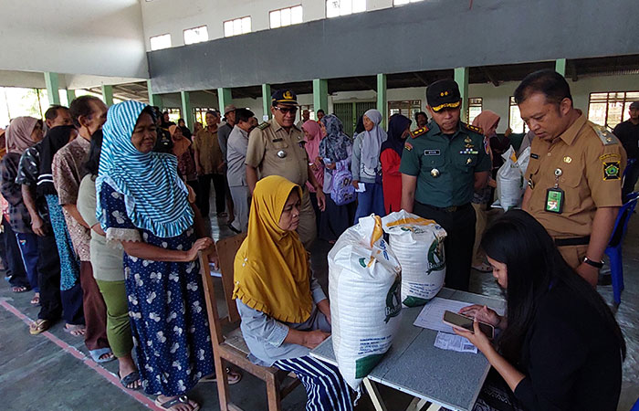 JANGAN SALAH SASARAN: Wabup Kulon Progo Ambar Purwoko meninjau penyerahan bantuan pangan di Kalurahan Wijimulyo.