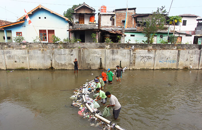 Personel satgas sungai mengambil sampah yang tersangkut di trash barrier yang terpasang di Sungai Code, kawasan Bintaran, Kota Jogja, kemarin (7/8). Pemkot Jogja akan memulai program normalisasi sunga