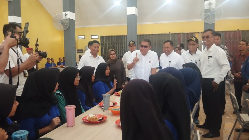 TURUN LAPANGAN: Kepala Staf Kepresidenan Letnan Jenderal TNI (Purn) Anto Mukti Putranto sedang meninjau meja makan para siswa di SRMA 19 Bantul Jumat (8/8).